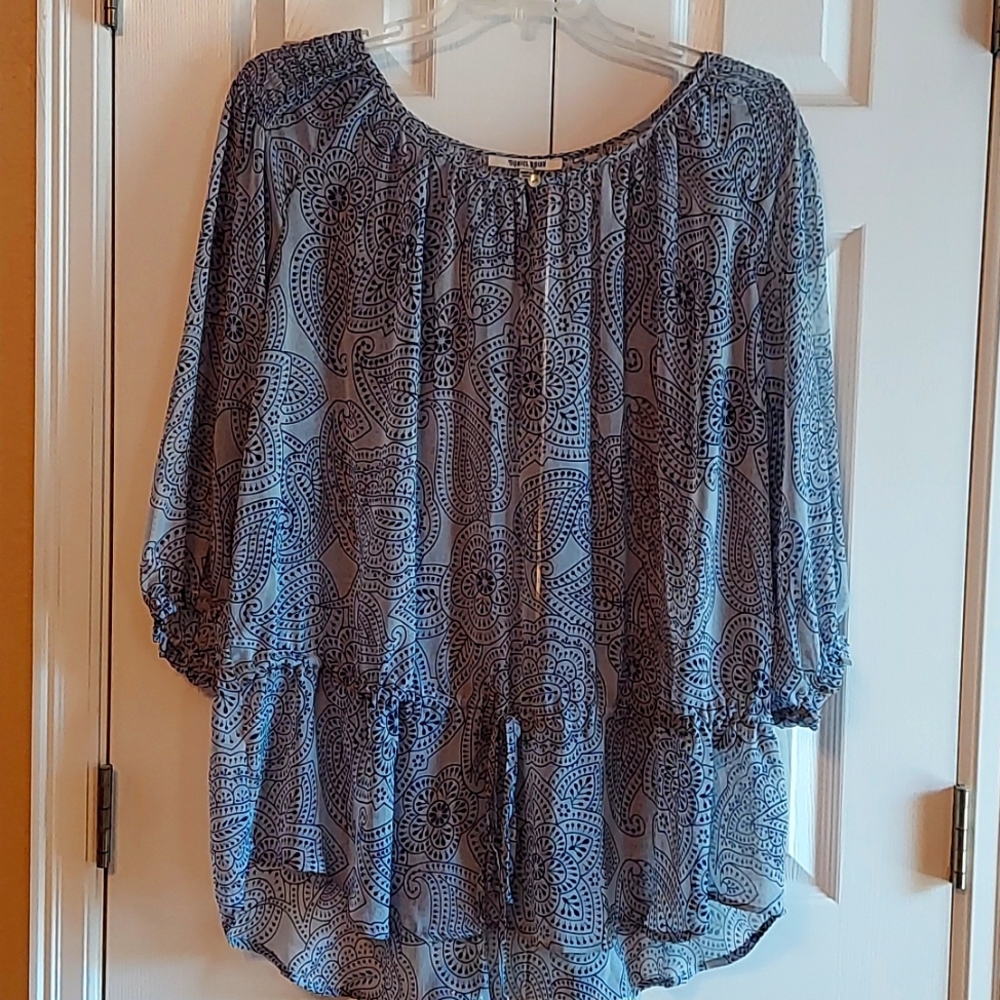 Blousy top with adjustable drawstring waist. 2x